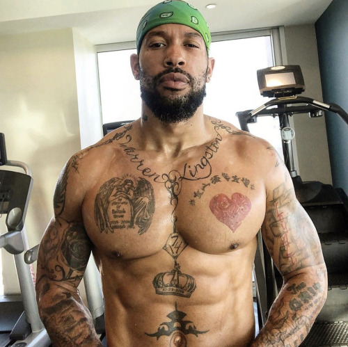 prettiiboii13:  My type…   sexy brother with tatts 😍😍😍😍