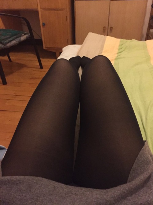 asstitsandpantyhose: 小骚的黑丝美腿，还摆出一副欲搓鸡巴的浪骚样，叫人看的下体充血，直挺挺的阴茎要用淫穴来止痒。来了大姨妈的美娇娘又是足交又是乳袭，挺拔的乳房把我夹的好不舒服，还用