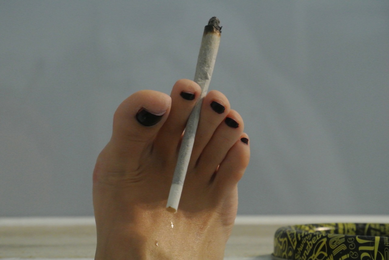 malicaanders:  my toes are smoking hot! ;)