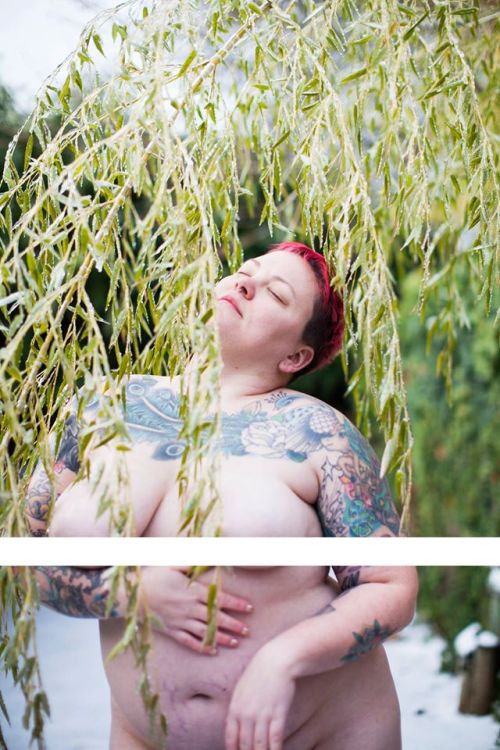 theslaybymic:Amy Wisehart, a Portland based photographer, started the “Nude in Nature” p