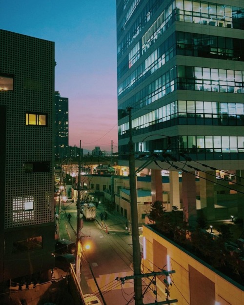 -Sunset in Seoul.The colour of pink sky that you see on the way home.Meet Phodyssey on the Appstore 