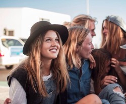 wildbelles:  maisyandlola:  fuckyeah-pubertyblues:  Sean Keenan, Isabelle Cornish &amp; Charlotte Best at Sean’s 21st Birthday Party  this is adorable!!!  can I join the gang pls