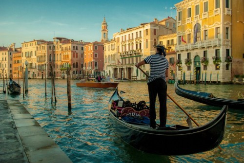 Une Gondole Et Son Gondolier à Venise Le Jour