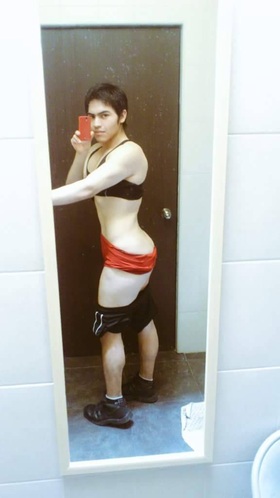 amantedenalgones:  Que rico se le ve el culo.