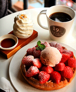 southkoreanfood:  Strawberry Waffles &amp; Coffee set at 19 st. Neal’s Yard Cafe in Itaewon region of Seoul, South Korea. SouthKoreanFood 