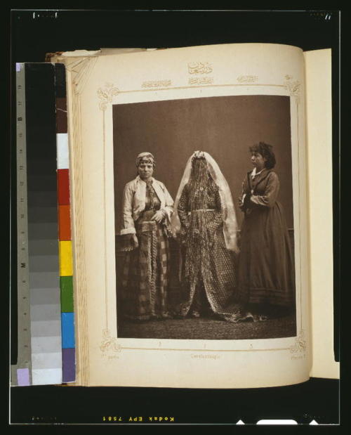 Studio portraits of models wearing traditional clothing from Ístanbul(Ottoman Empire, 1873):A cabman