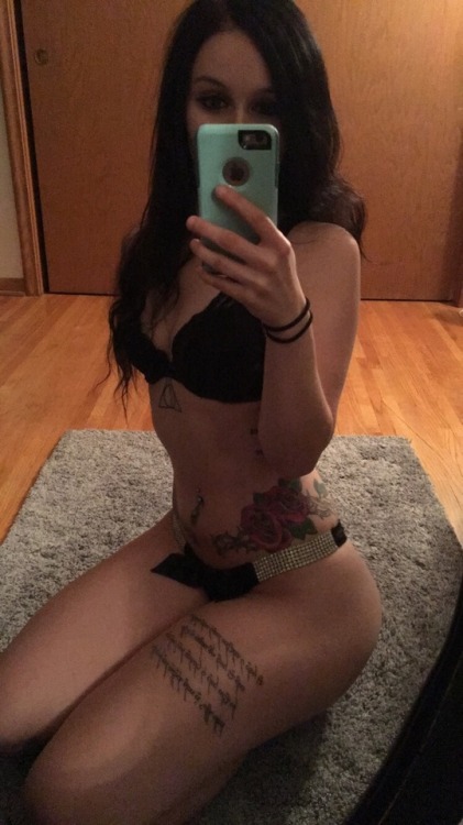 littlexmissxlexa:When your pussy is the gift ✨ I am wishing it for christmas! &lt;3