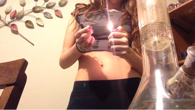 chrissyrippinbongs:  Someone come smoke with me rn😩😩 