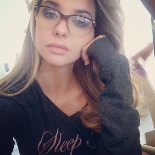 a43uakr7:  Emily Sears| GEEKY GIRL | NERDY GIRLS | GORGEOUS | BEAUTIFUL | STUNNING