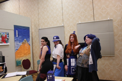 gingerten:  seafoam-photography:  The Whovian meet up at Aki-Con! It was a blast, I loved meeting you all! I tagged most of you, but if I missed you tell me!  PERFECT NINE PERFECT FOUR PERFECT JACKS PERFECT ROSES~ UGH I LOVE THIS SO MUCH I CANNOT WAIT