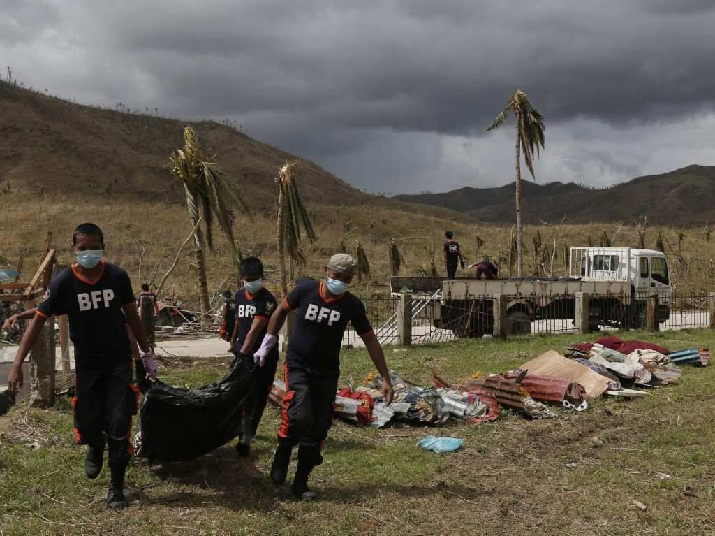 Hambre, desolación y pestes para un pueblo que empieza a enterrar a sus muertos luego del tifon que arrasó Filipinas. (AP)