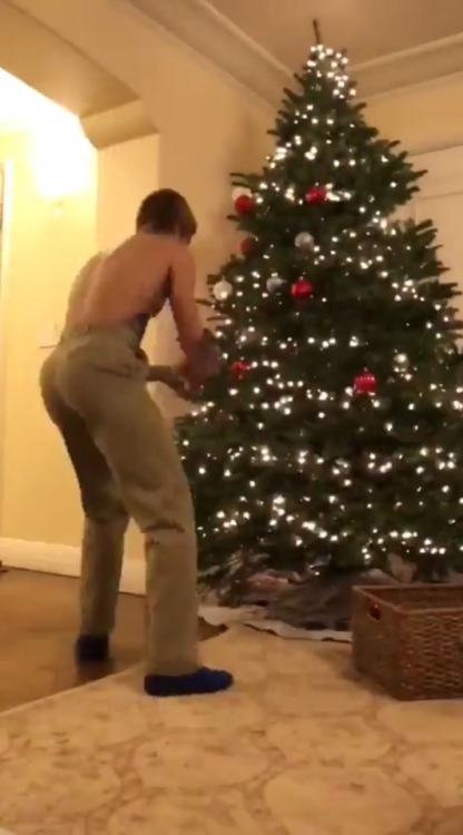 bieber-bunny: Those pants look amazing on him. They show off his fat ass and we get a little bulge a