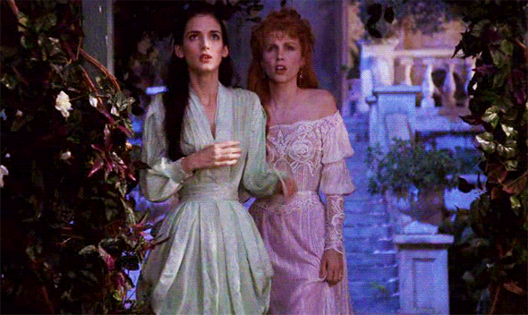 bbcumbercutey:  Winona Ryder (Mina Murray) and Sadie Frost (Lucy Westenra) in Bram