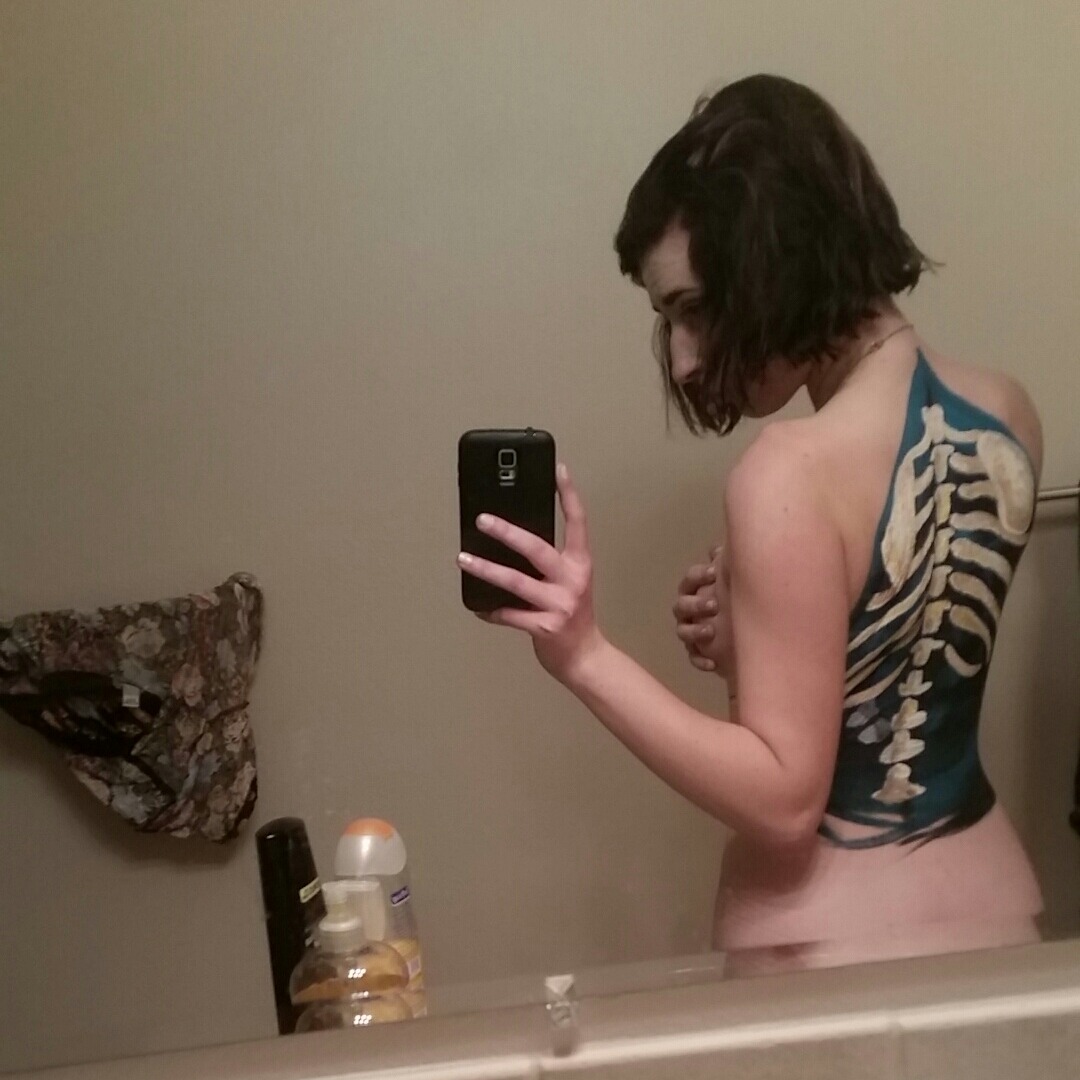 mome-wrath:  💀👻🌙@sassy-alien painted my back last night pt. 2  ((don’t