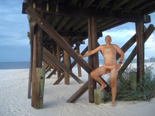 erasnude:  Peer to freedom. Thanks for subitting
