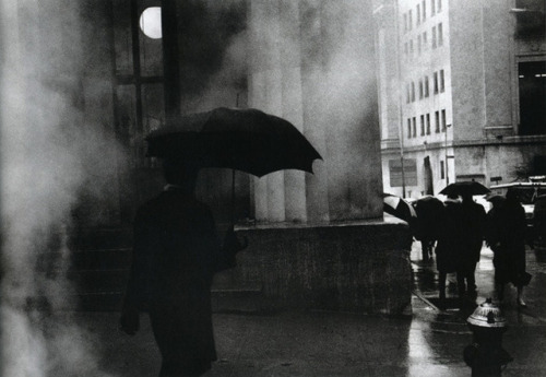 undr:Louis Stettner. Rainy day on Wall Street, 1987