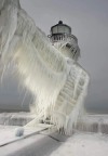 cosmicanger:🔥 Frozen lighthouse on Lake Michigan shore