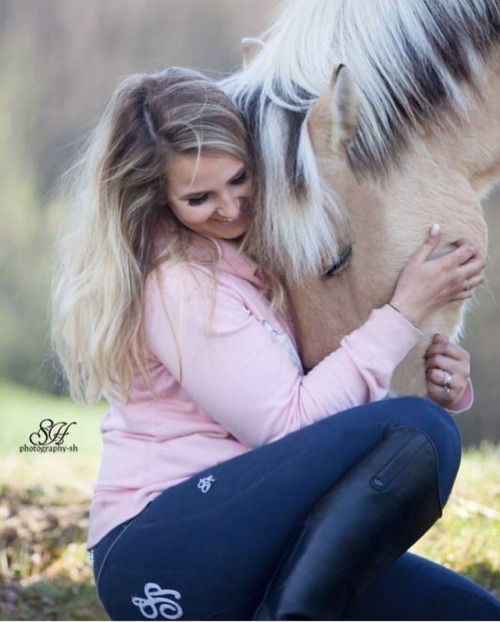 Who is the most cutest girl or horse ?