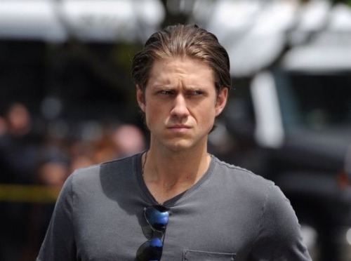 imgladtobeonyourteam:  Aaron Tveit as Mike Warren  Graceland 3.12 Dog Catches Car