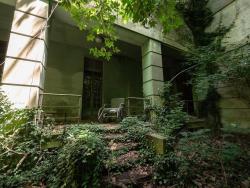abandonedandurbex:Overgrown Abandoned Mental Asylum in Italy