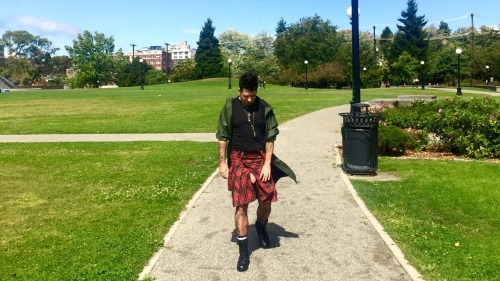 themaletaint: misterjackdarling: Gone for a walk in my kilt on a windy Seattle day woof what a sexy 