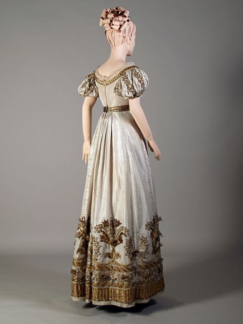 fripperiesandfobs:Court or evening dress ca. 1810-25 From the Kent State University Museum Pintere