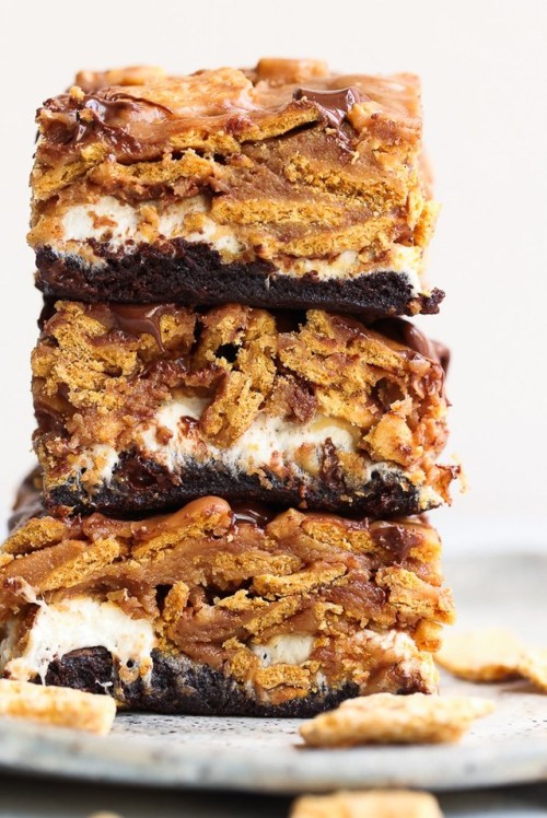 alice215685: sweetoothgirl:  PEANUT BUTTER S’MORES BROWNIES  Foodporn !! Daddy yummmmmmmm lol