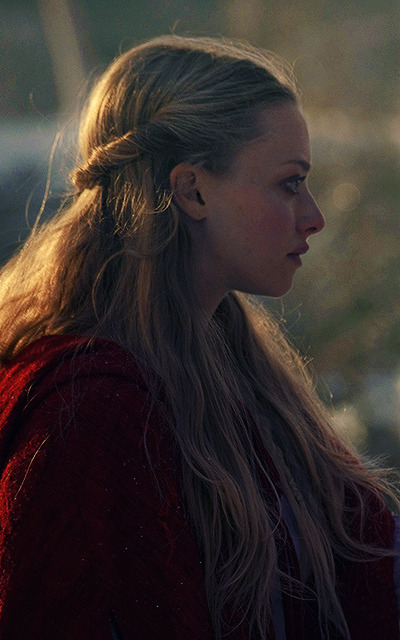 Avatars 400x640Amanda Seyfried, in Red Riding Hood