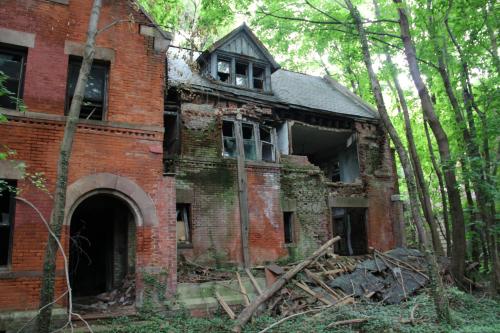 gasoline-station:Abandoned Island in the Middle of NYCLocated in between Queens and the Bronx, in 1885 the island was us