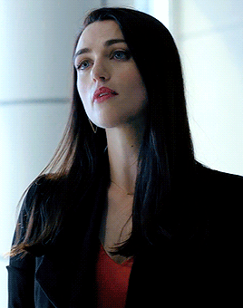 protectlenaluthor:Katie McGrath → Random Gifs & Scenes [27/∞]» Lena Luthor - Supergirl (2x01)