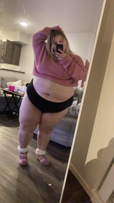 theplushblonde:Plush & Cozy 💕Having a threesome with my favourites Ben & Jerry’s. Who wants to come force me to eat the whole thing? 😘 Threesomes aree awesome especially with 2 big fat ladies