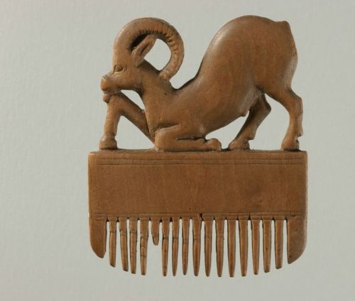 Comb: ibex with a knee . Capra ibex nubiana. Madera . New Kingdom, Eighteenth Dynasty ( c . 1550-142