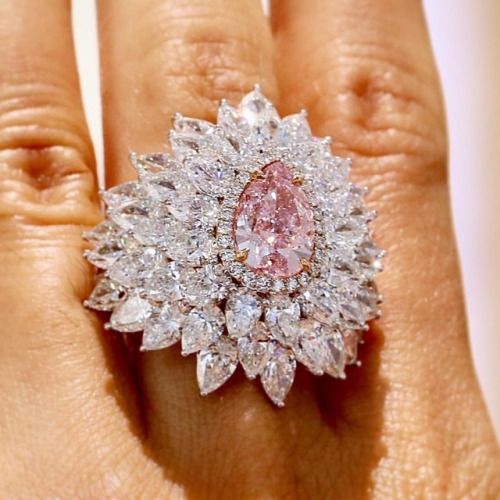 Pear-shaped beauty. Pink diamond of 3.01 carats is surround by 52 pear-shaped colourless diamond. Co