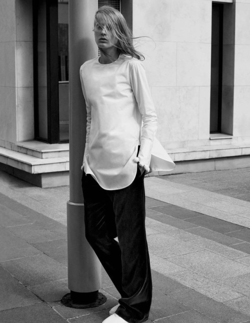 Anine Van Velzen with architecture in “Clean Slate” for L'Officiel Mexico, October 2015. Photograph 