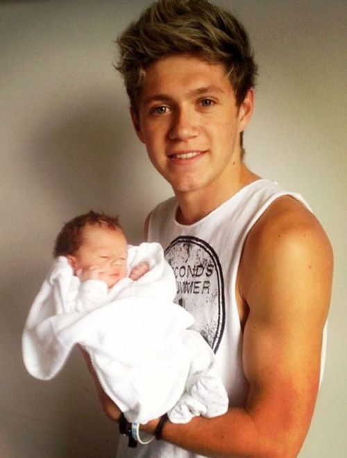 celebsthatcopysehun: One of Zayn’s former backup dancers holding an infant in his meaty arms a