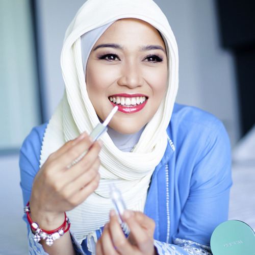 Lisa Namuri, Brand Ambassador of Wardah Beauty.   By: langstonhues #modeststreetfashion #modest