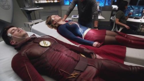 The Flash - s03e17While it’s not resus, it’s not every day you see a superheroine with medical equip