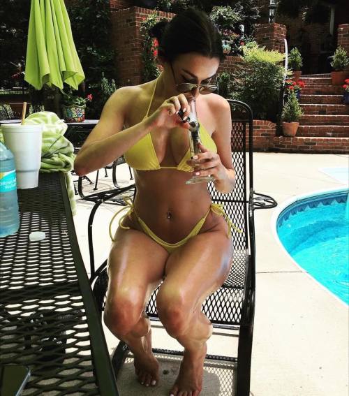 theganjagirls:  #SummerVibes - fucking love this time of year 🙌 @bellezamolly . #ganjagirls