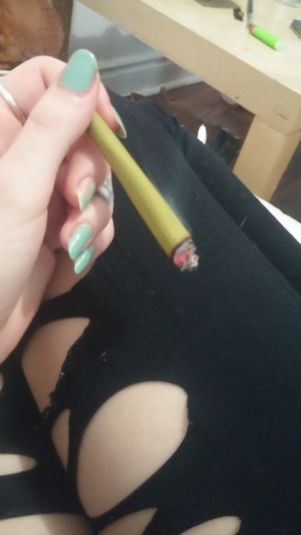 ripp-y0uth: Pastell Ribbonss Pure Canadian hemp blunt packed with Blueberry bud