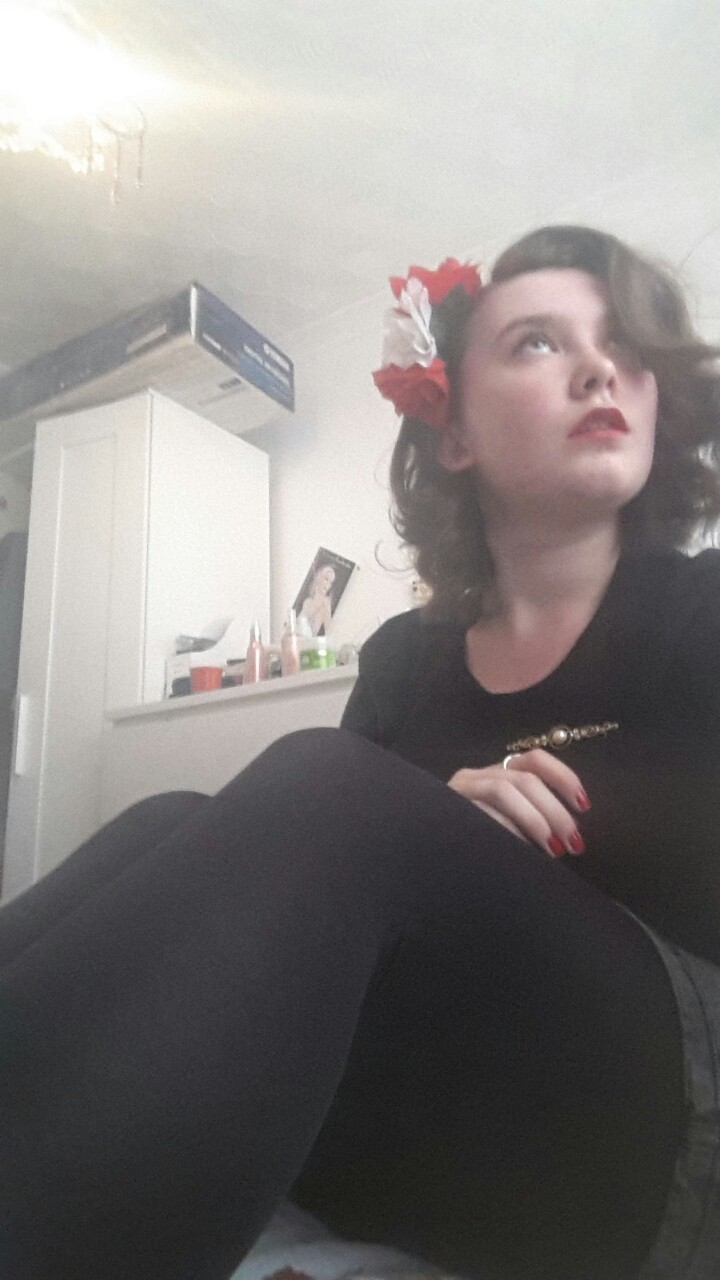 yesterday I felt so cute with this short hair + flower combo