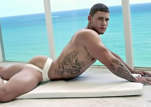 des-mecs-et-des-tattoos:  Oh ces fesses ! hunk-muscle:  Vince Ramos  