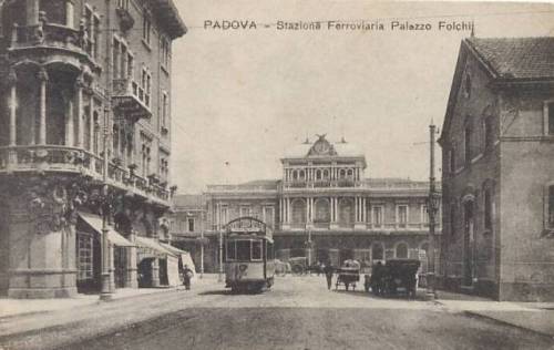 La rete tranviaria urbana di Padova è stata un sistema di linee tranviarie a servizio della città di Padova, attivo fra il 1883 e il 1954.  La prima linea tranviaria cittadina, a trazione animale, venne attivata il 5 luglio 1883 fra la stazione