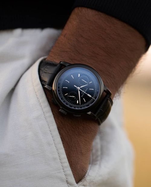(ad) The All Black Heritage Chronograph from @cornichewatches Now in stock and now with a bonus. Ord