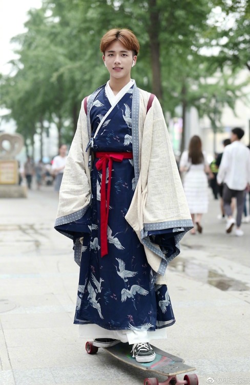ziseviolet: Traditional Chinese Hanfu Street Fashion  Influenced by the hanfu revival movement,