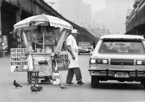 livelymorgue:May 29, 1981: Miraculously, the best hot dogs in Manhattan could be found underneath th