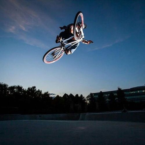 plussizebmx:  @zachslewis getting lit up on a dusk #tabletoptuesday shot by @dimitar_dmr