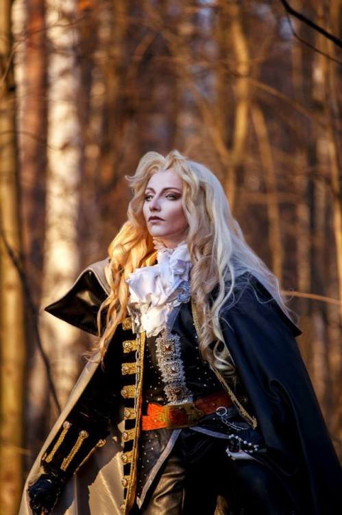 gamers-de-culto: Hoy, en el #Cosplay De La Semana: Mary Rihter interpretando a Alucard del videojueg