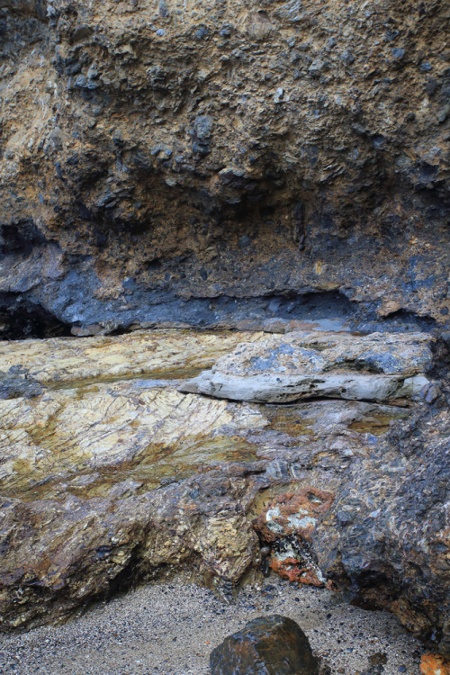 geologicaltravels: 2015: Dark Beach angular unconformity. Note brecciated slabs of the Ordivician Na