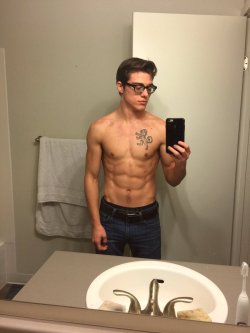bigcuban10:  porno-gym:Blake Mitchell follow