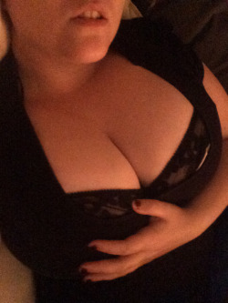 darladahlia:  Late night cleavage